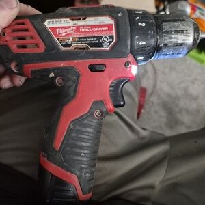 Milwaukee M12 3/8in Drill/driver With Battery And Charger